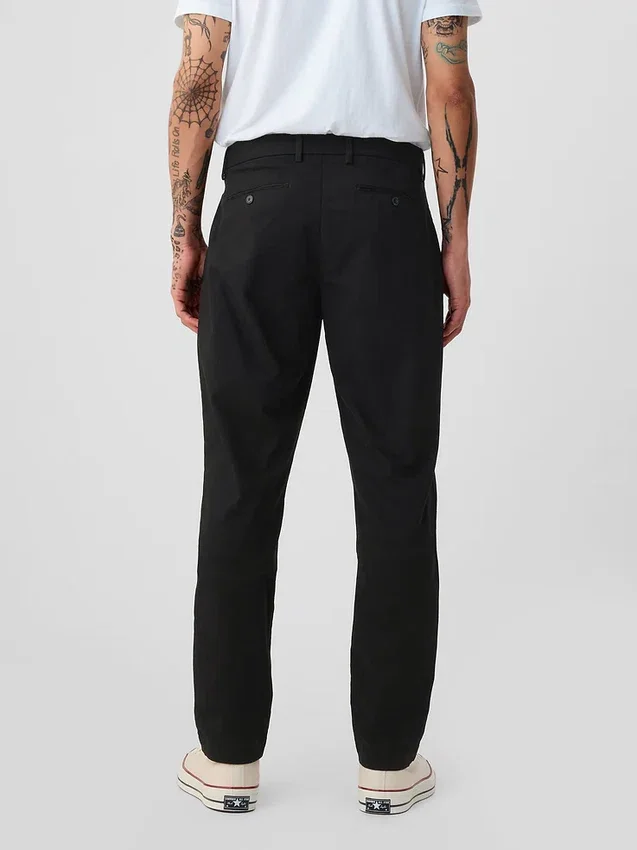 Pantaloni kaki moderni a gamba affusolata