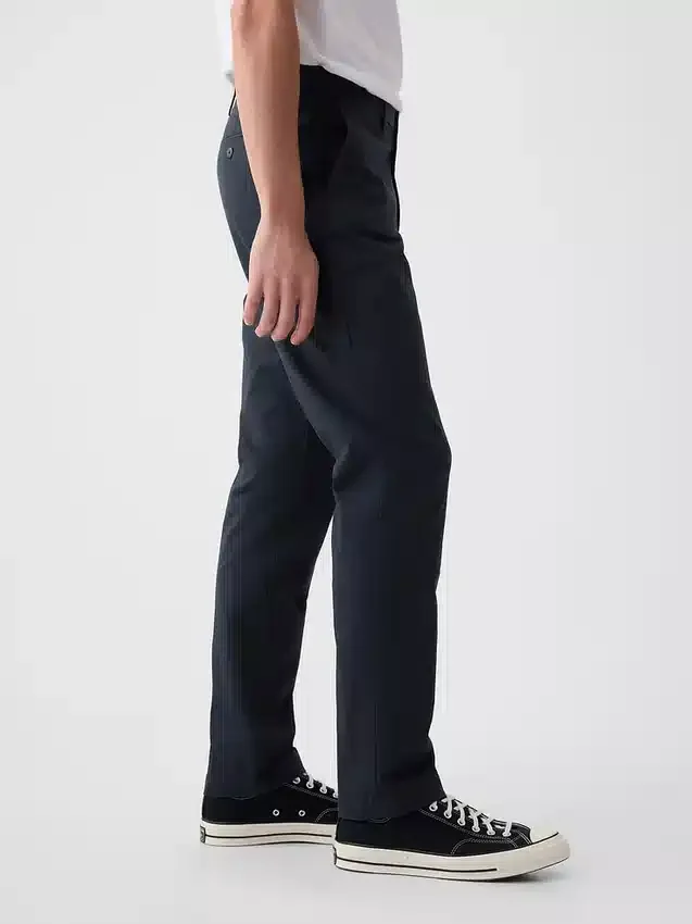 Pantaloni kaki moderni a gamba affusolata