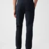 Pantaloni kaki moderni a gamba affusolata