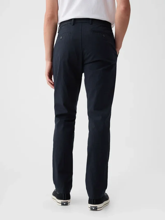 Pantaloni kaki moderni a gamba affusolata