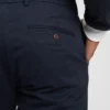 Pantaloni kaki moderni a gamba affusolata