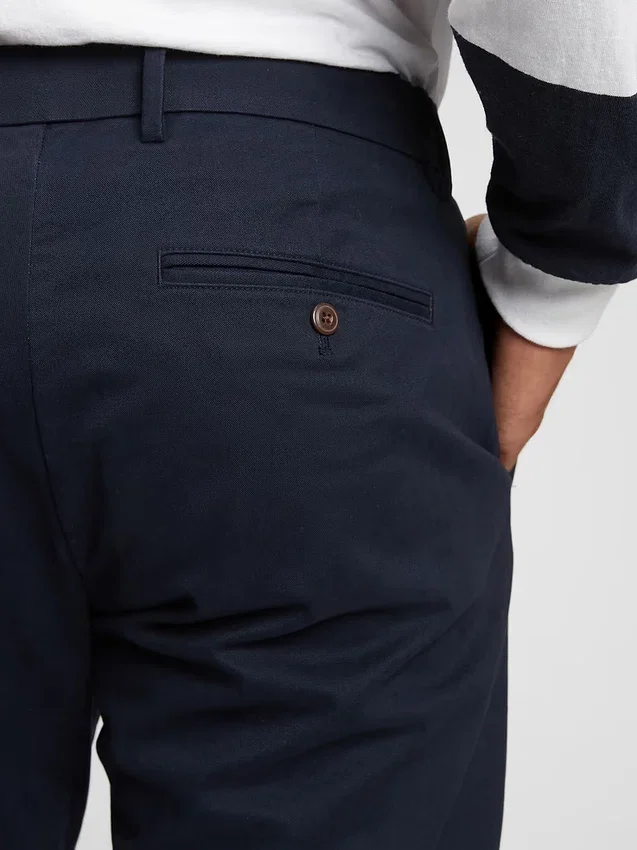 Pantaloni kaki moderni a gamba affusolata