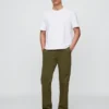 Pantaloni kaki moderni a vestibilità dritta