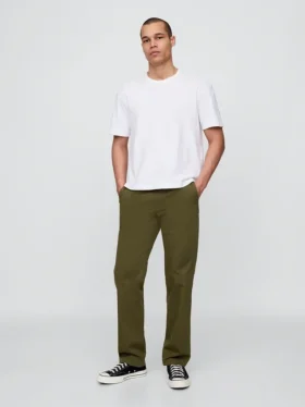Pantaloni kaki moderni a vestibilità dritta