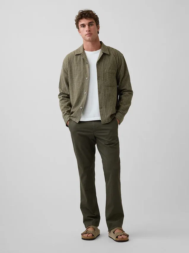 Pantaloni kaki moderni a vestibilità dritta