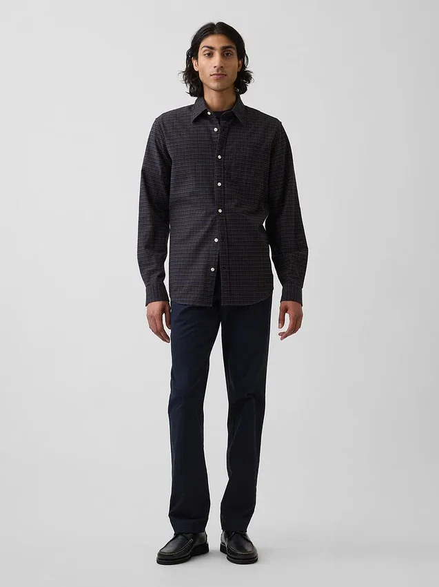 Pantaloni kaki moderni a vestibilità dritta