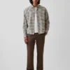 Pantaloni kaki moderni a vestibilità dritta