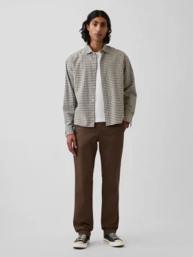 Pantaloni kaki moderni a vestibilità dritta