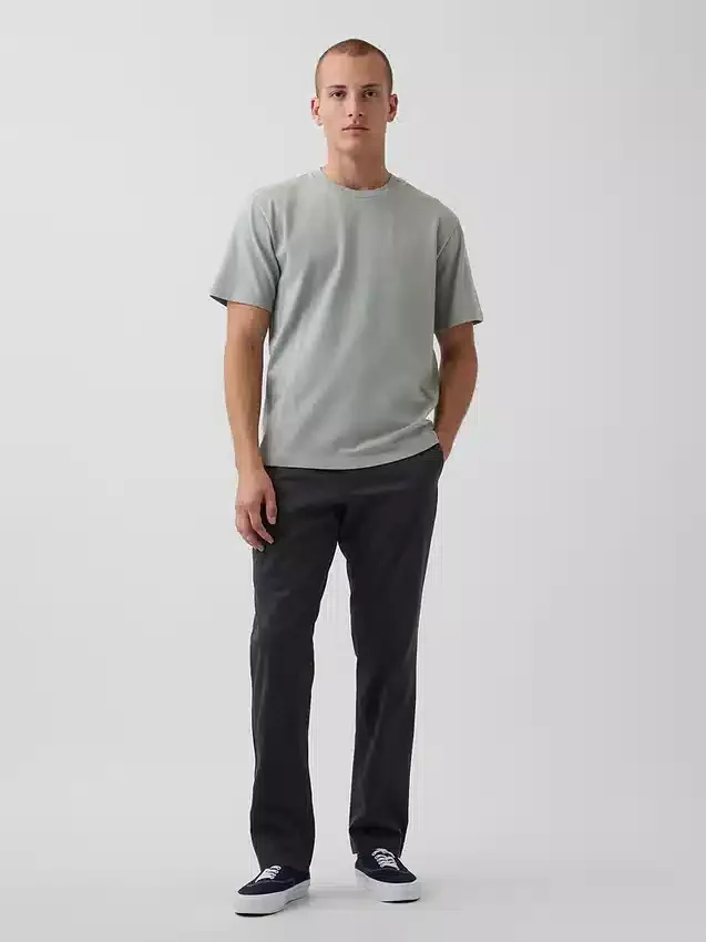 Pantaloni kaki moderni a vestibilità dritta