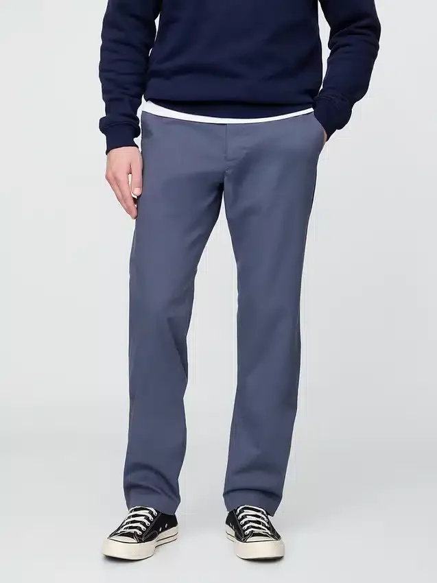 Pantaloni kaki moderni a vestibilità dritta
