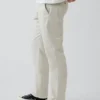 Pantaloni kaki moderni a vestibilità dritta