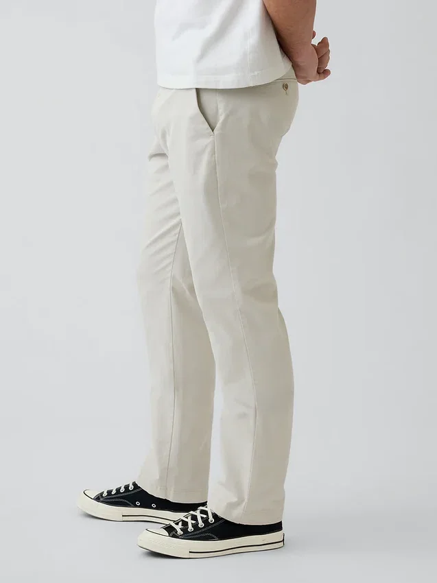 Pantaloni kaki moderni a vestibilità dritta
