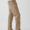 Pantaloni kaki moderni a vestibilità dritta