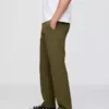 Pantaloni kaki moderni a vestibilità dritta