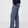 Pantaloni kaki moderni a vestibilità dritta
