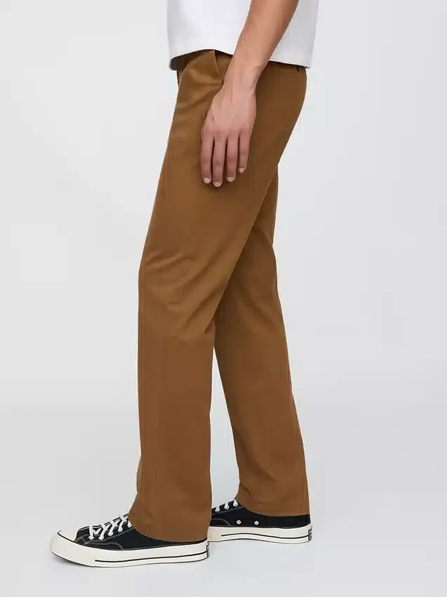 Pantaloni kaki moderni a vestibilità dritta