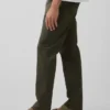 Pantaloni kaki moderni a vestibilità dritta