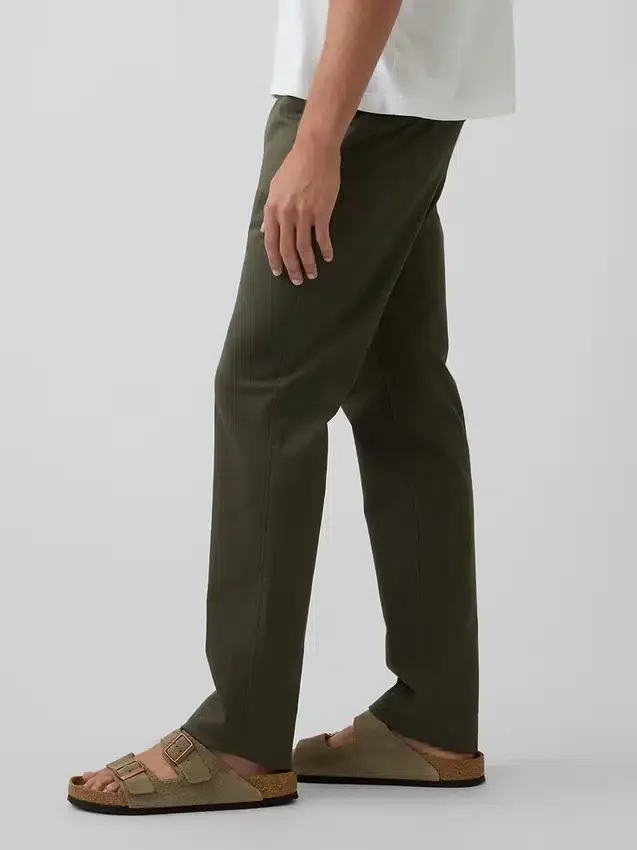Pantaloni kaki moderni a vestibilità dritta