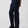 Pantaloni kaki moderni a vestibilità dritta