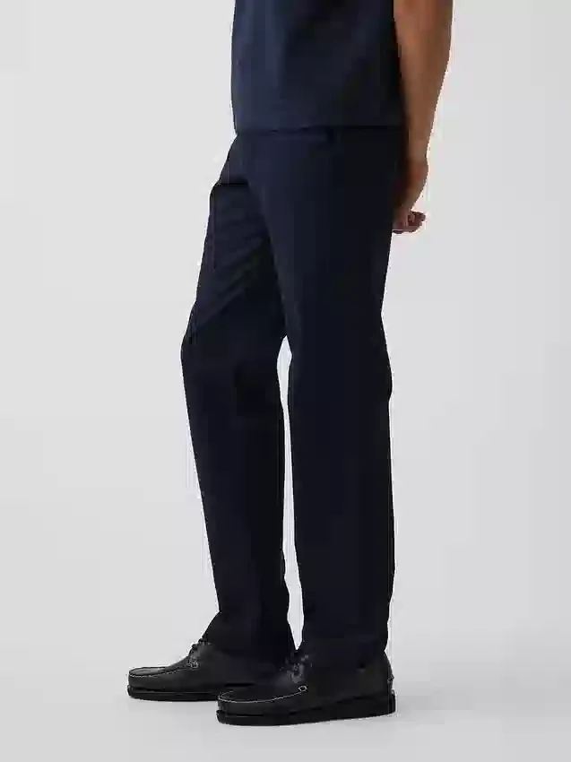 Pantaloni kaki moderni a vestibilità dritta