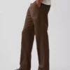 Pantaloni kaki moderni a vestibilità dritta