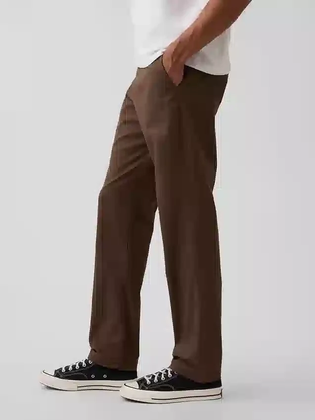 Pantaloni kaki moderni a vestibilità dritta