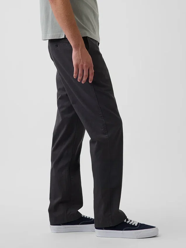 Pantaloni kaki moderni a vestibilità dritta