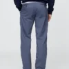 Pantaloni kaki moderni a vestibilità dritta