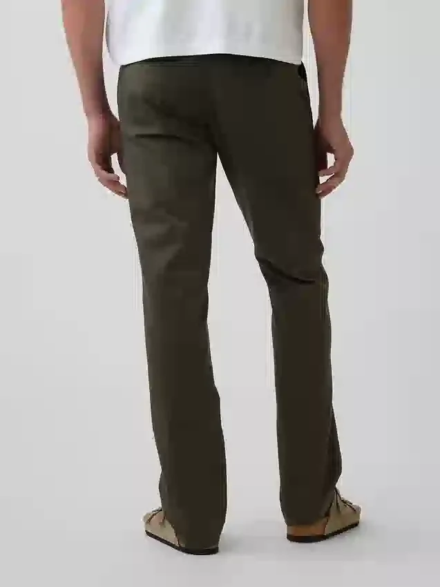 Pantaloni kaki moderni a vestibilità dritta