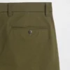 Pantaloni kaki moderni a vestibilità dritta