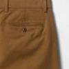 Pantaloni kaki moderni a vestibilità dritta
