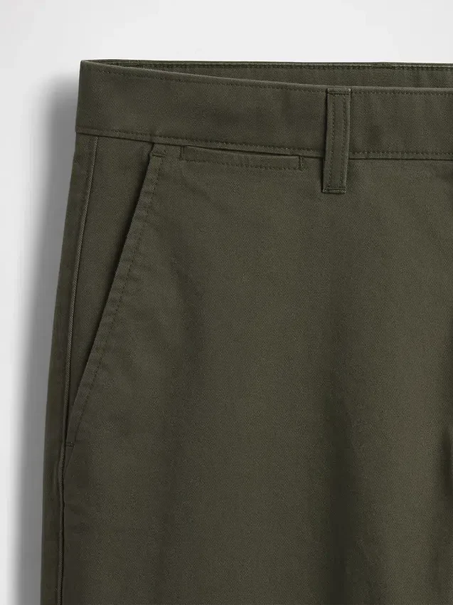 Pantaloni kaki moderni a vestibilità dritta