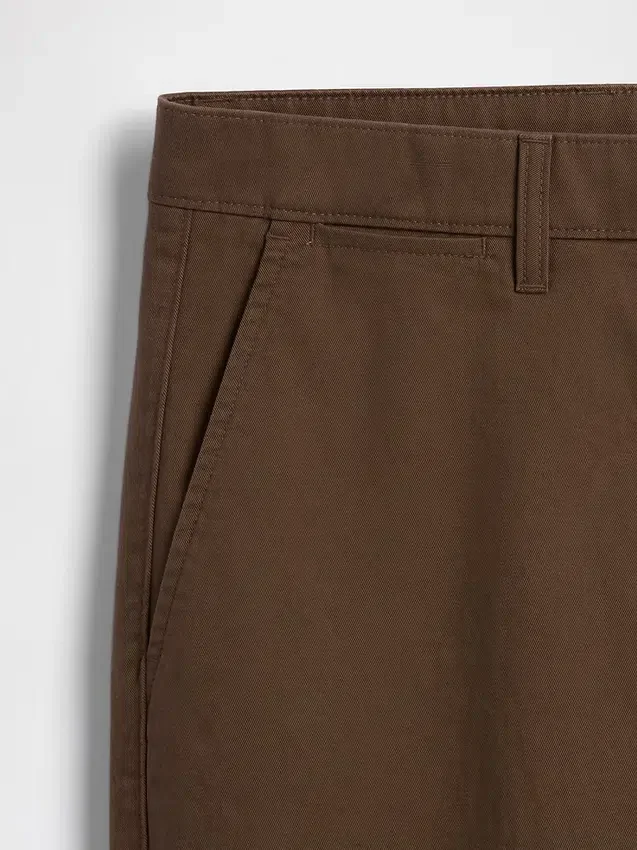 Pantaloni kaki moderni a vestibilità dritta