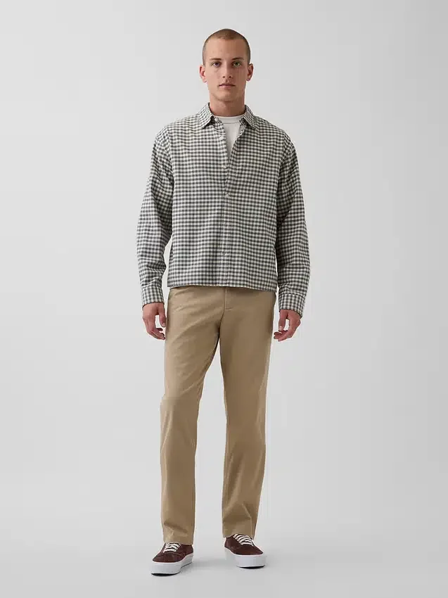 Pantaloni kaki moderni a vestibilità dritta