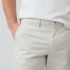Pantaloni kaki moderni a vestibilità dritta
