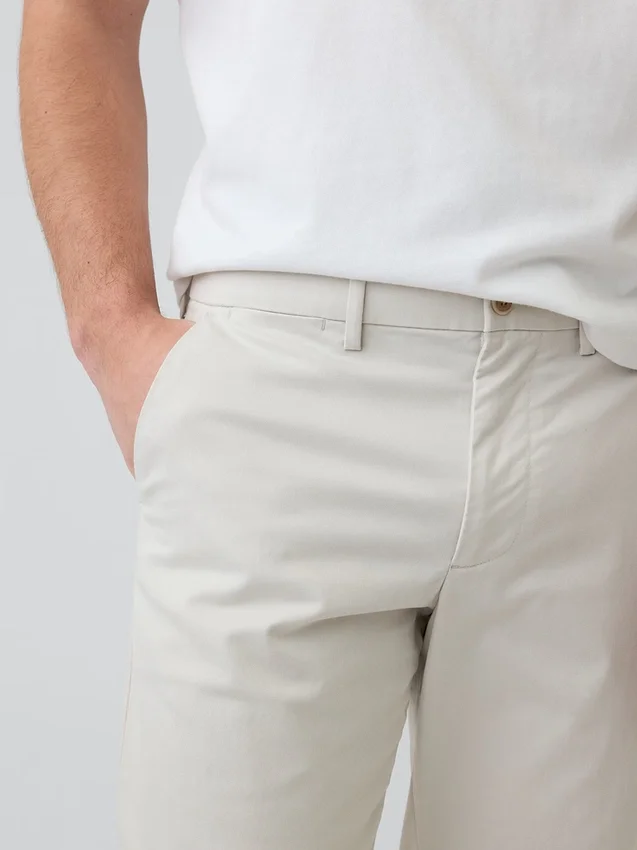 Pantaloni kaki moderni a vestibilità dritta