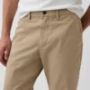 Pantaloni kaki moderni a vestibilità dritta