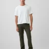 Pantaloni kaki moderni a vestibilità dritta