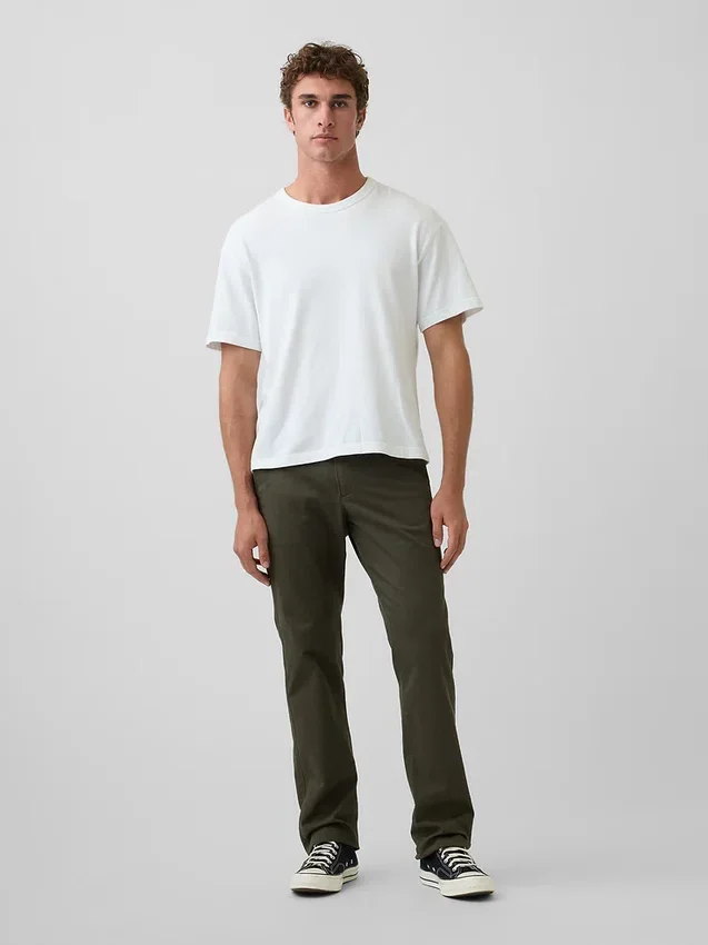 Pantaloni kaki moderni a vestibilità dritta