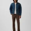 Pantaloni kaki moderni a vestibilità dritta
