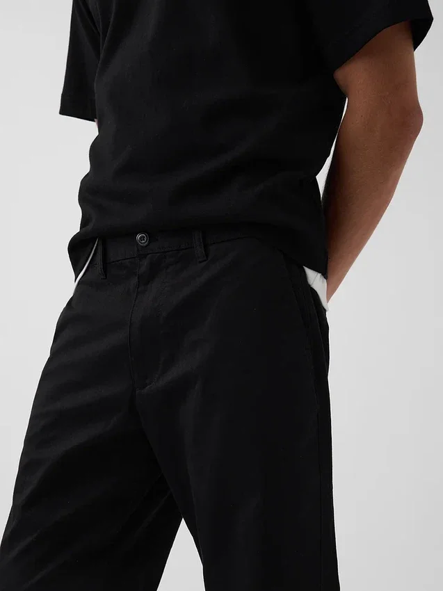 Pantaloni kaki moderni a vestibilità dritta