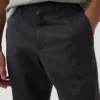 Pantaloni kaki moderni a vestibilità dritta