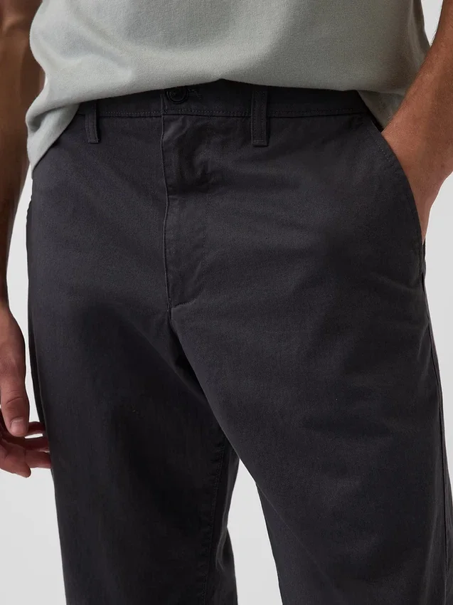 Pantaloni kaki moderni a vestibilità dritta