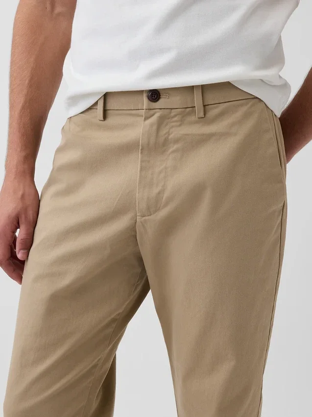 Pantaloni kaki moderni a vestibilità dritta