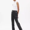 Pantaloni larghi in pelle vegana a vita media