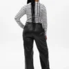 Pantaloni larghi in pelle vegana a vita media