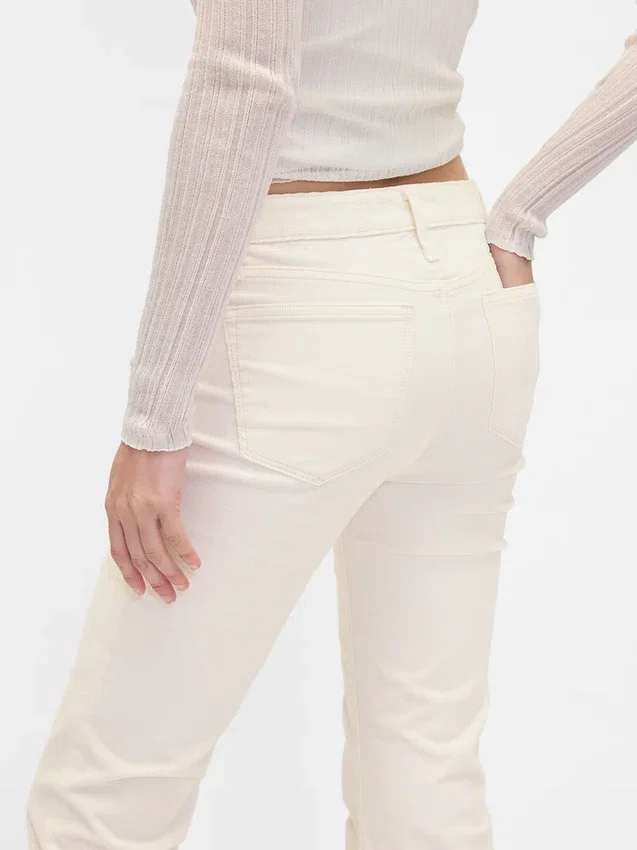 Pantaloni lunghi e slim in velluto a coste a vita bassa