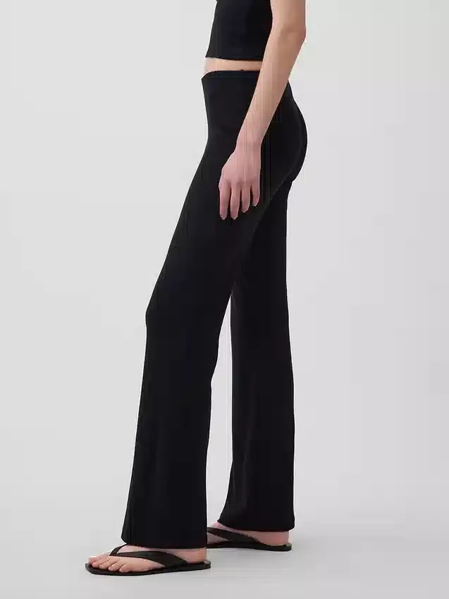 Pantaloni svasati moderni a costine larghe