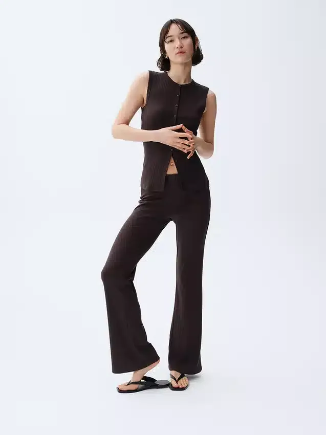 Pantaloni svasati moderni a costine larghe
