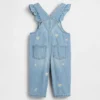 Salopette in denim con motivi floreali ricamati per neonati